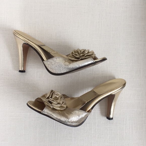 VINTAGE Gold Rosette Spring-o-later Style Heels - Picture 2 of 8